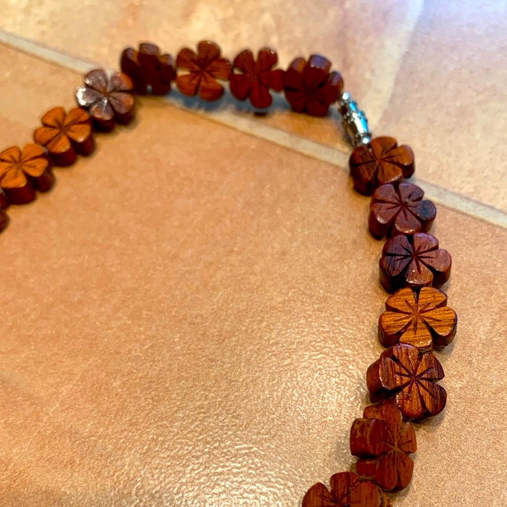 Vintage Hawaiian Women's Dark Brown Wood 18" Plumeria Flower Floral Necklace - Picture 2 of 2